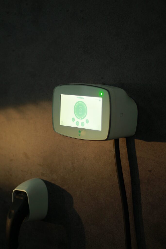 elektromos autók sokflke 11 kw-os, vagy 7,4 kw os töltése otthon csatlakozó segítségével. mennyi idő 22 kw-os töltővel az elektromos autó feltöltése