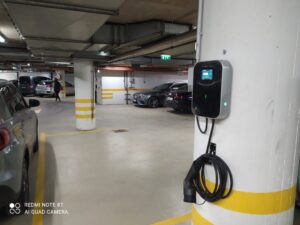 Besen WALLBOX Elektromos autó fali töltő parkolóházban 1