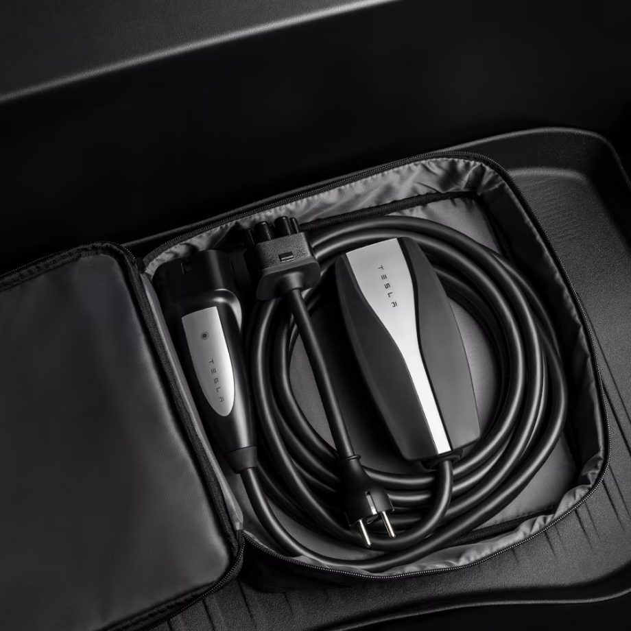 Tesla mobil csatlakozó