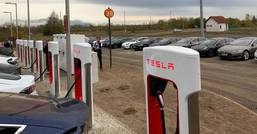 tesla supercharger tesla,tesla tulajdonosok,model y, töltési,első,járművek,autók,akár,2024,tölteni,kábel,díj,