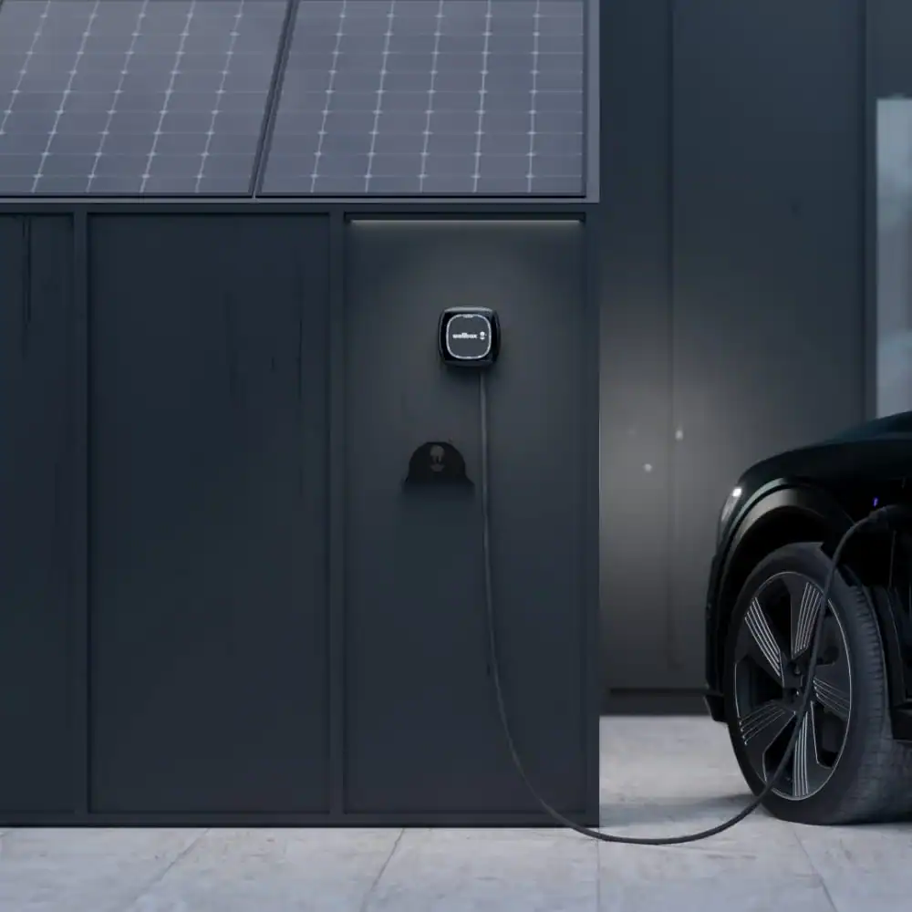 Napelemes töltés elektromos autó töltés napelem használatával, 3 db napelem a tetőn, töltés a wallbox elektromos autó töltő termék használatával,