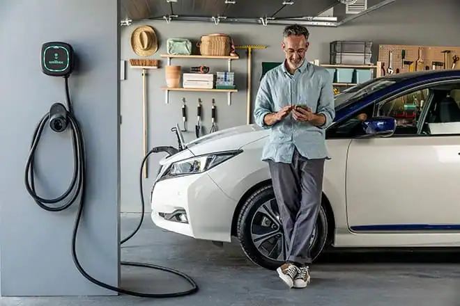 szaldó elszámolás (3) Garázsban elektromos autót töltő felhasználó Wallbox töltő mellett, aki a napelemek által termelt villamosenergia mennyiségét szaldós rendszerben használja fel. A rendszer telepítése előtt benyújtott igény miatt szaldó elszámolásban marad, így az energiát kedvezőbb áron számolja el a szolgáltató a bruttó elszámolás helyett