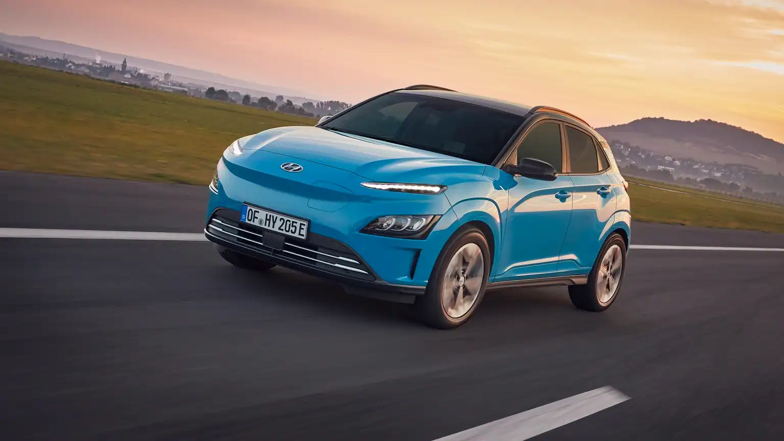 hyundai kona electric 64 kwh akkumulátorral, elektromos autó type 2 töltőkábel kompatibilitás, otthoni és nyilvános töltés, 11kw és 22kw ac töltési lehetőség