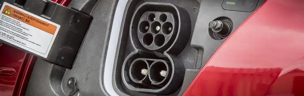 hyundai kona töltőkábel hyundai kona electric type 2 töltő csatlakozó közelről, elektromos autó töltés ac töltőről, 1 fázis és 3 fázis lehetőség, maximális teljesítmény és csatlakozó típusa szemléltetve