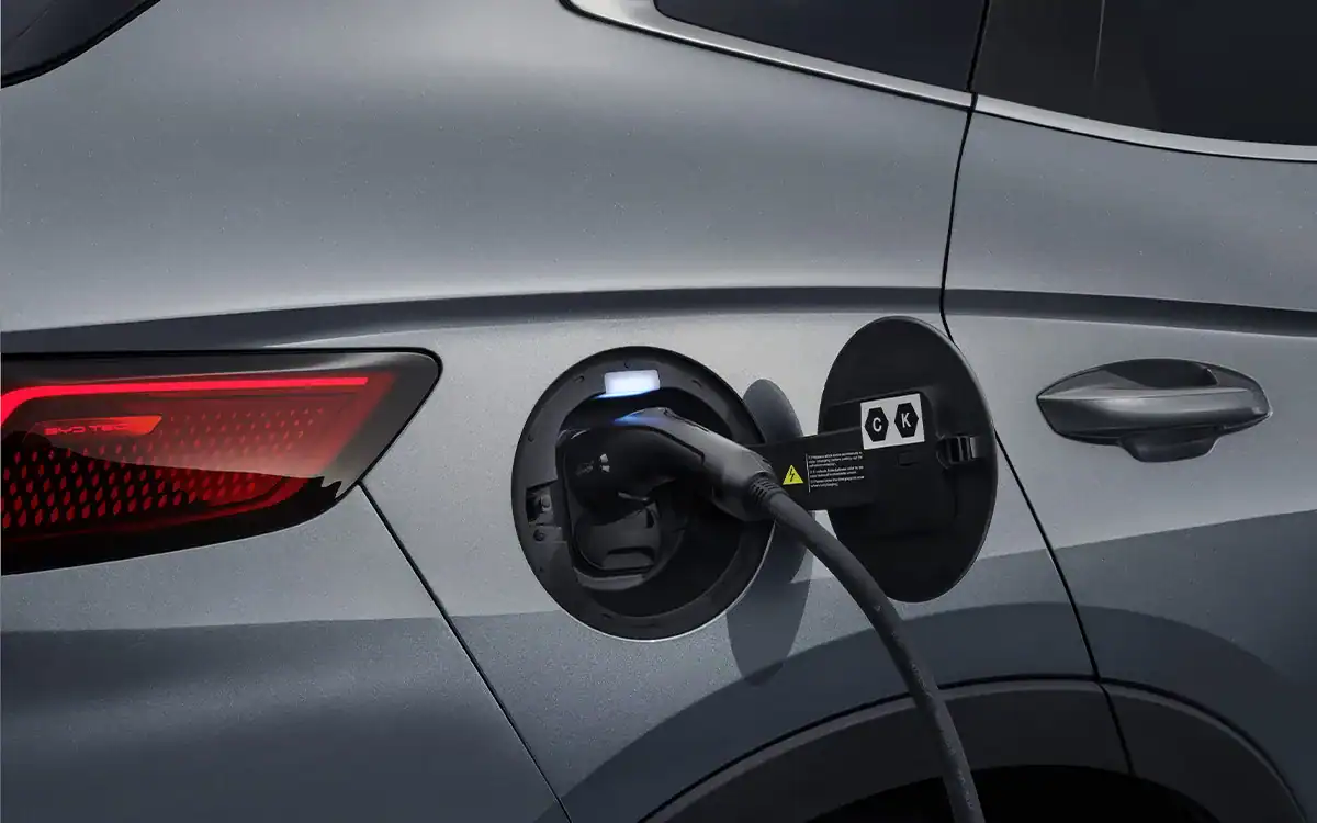 legjobb elektromos autó 2025 (1) Elektromos autó töltés közben, nagy teljesítményű DC töltési folyamat 2025 ben, modern elektromos modell nagy kWh kapacitású akkumulátorral.