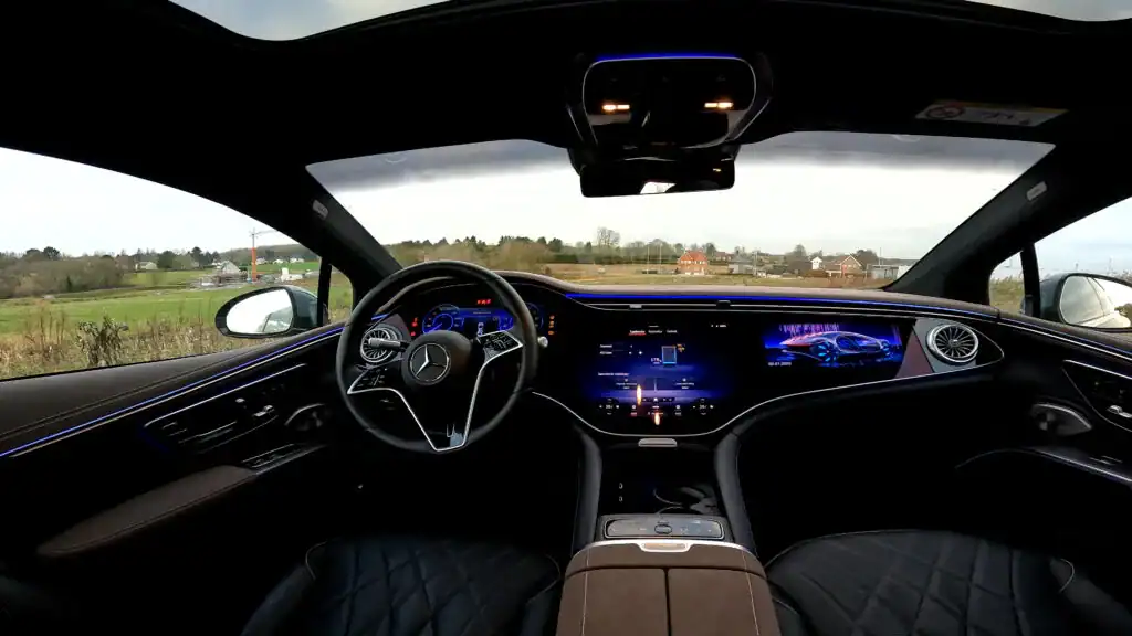 legjobb elektromos autó 2025 (2) Prémium elektromos autó belső tér 2025 ben, digitális kijelzőkkel és fejlett vezetési élményt kínáló modell, nagy hatótáv és korszerű akkumulátor technológia mellett.