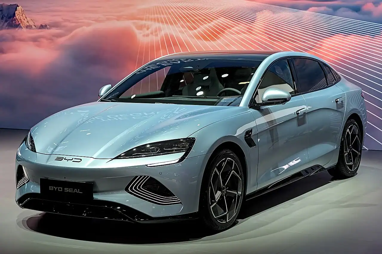 legjobb elektromos autó 2025 (3) BYD Seal elektromos autó 2025 ben bemutatva, modern kínai modell 82 kWh s akkumulátorral és 500 km es WLTP hatótávval, erős ár érték arány mellett.