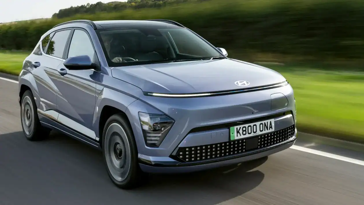 elektromos auto árak (6) Hyundai Kona Electric elektromos autó menet közben, elektromos autó árak 2026-ban, WLTP hatótáv, akkumulátor és töltési teljesítmény alapján